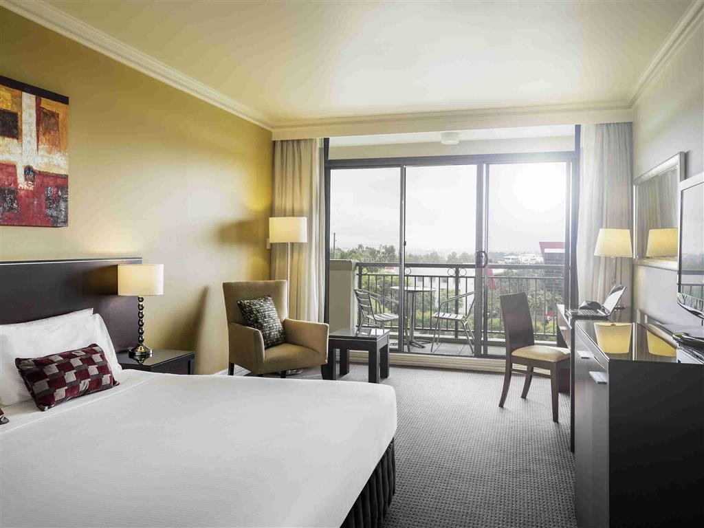 Visy Dior Hotel Baulkham Hills Bagian luar foto