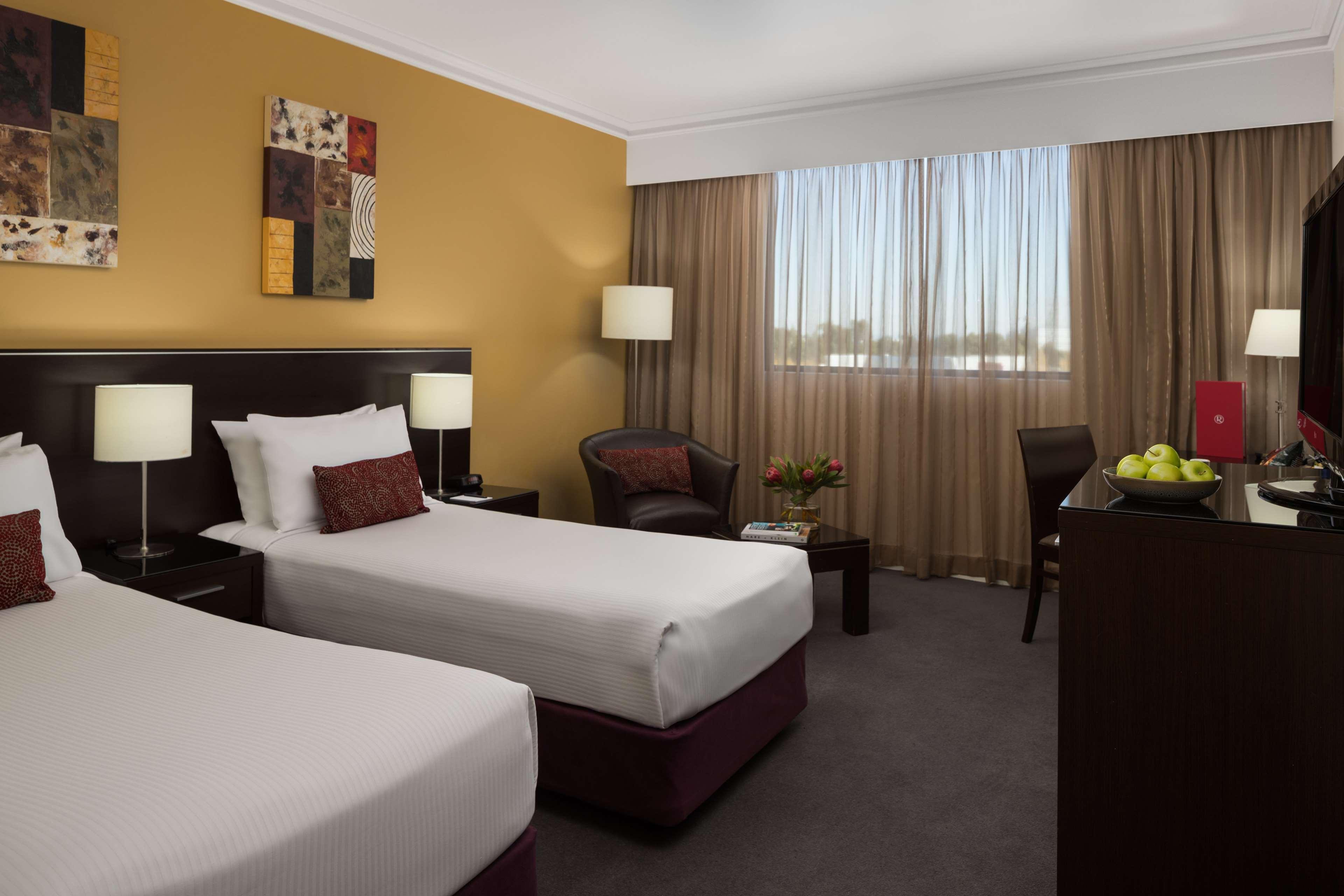 Visy Dior Hotel Baulkham Hills Bagian luar foto