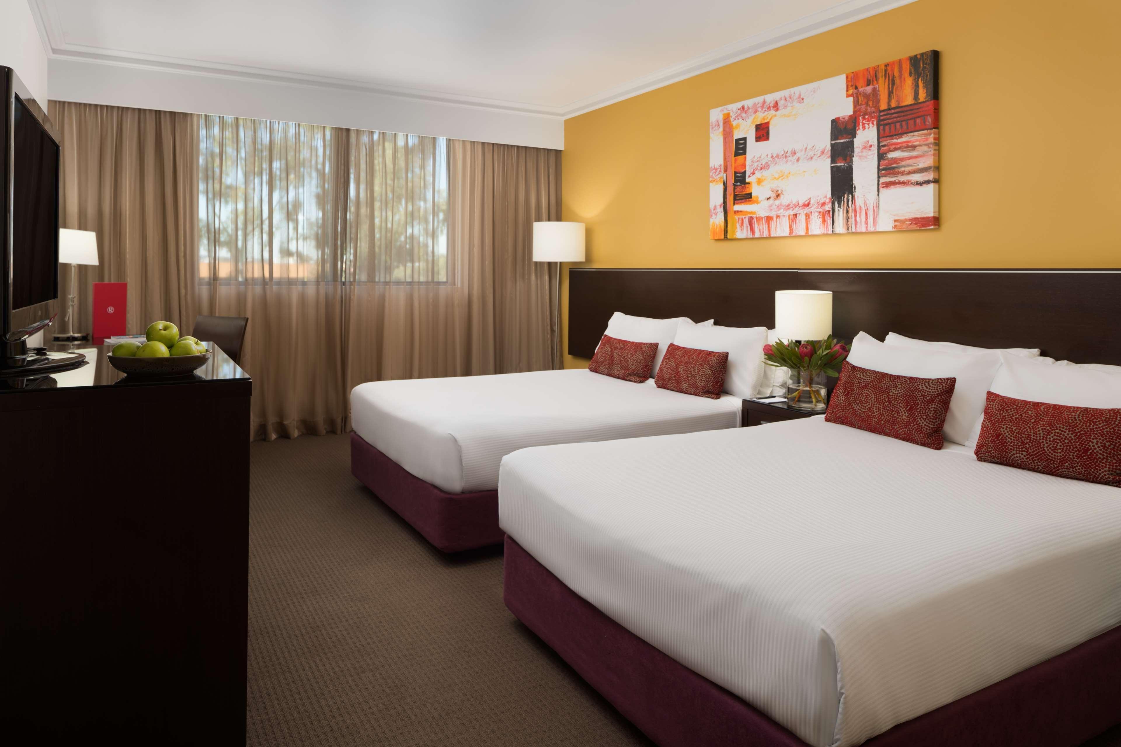Visy Dior Hotel Baulkham Hills Bagian luar foto