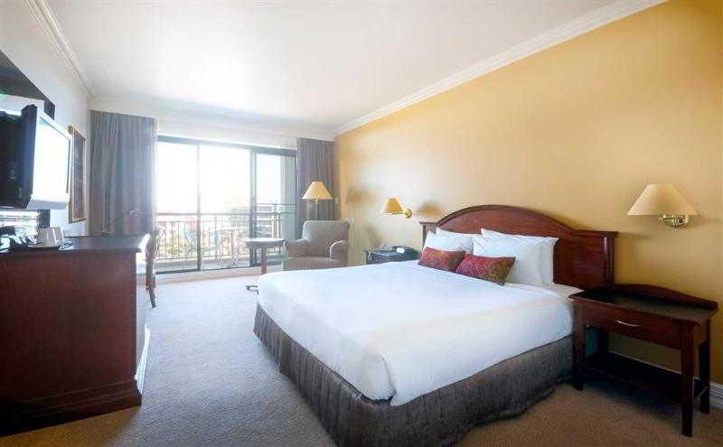 Visy Dior Hotel Baulkham Hills Bagian luar foto